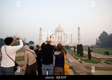 Una folla di turisti si riuniscono al Taj Mahal di sunrise. Foto Stock