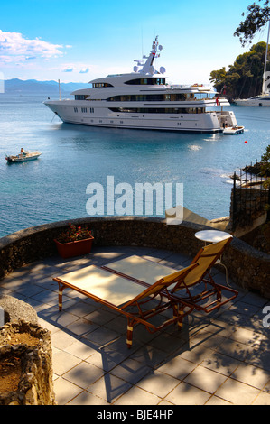 Costoso yacht a motore nel porto di Portofino, liguria, Italia Foto Stock