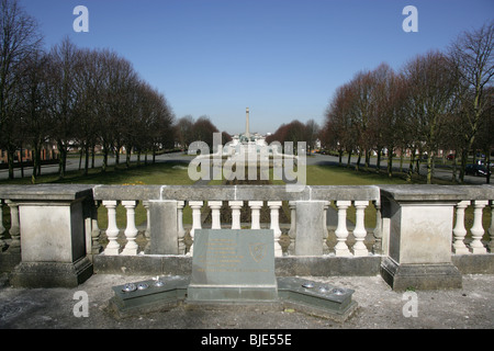 Villaggio di port sunlight. hillsborough memorial garden, con il memoriale di guerra e Lady Lever Art Gallery in background. Foto Stock