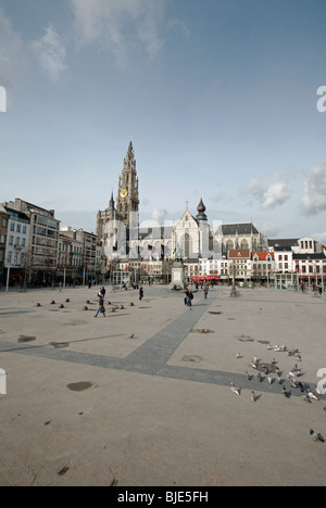 Groenplaats o 'Verde', uno di Anversa più importanti piazze si trova proprio accanto alla cattedrale Foto Stock