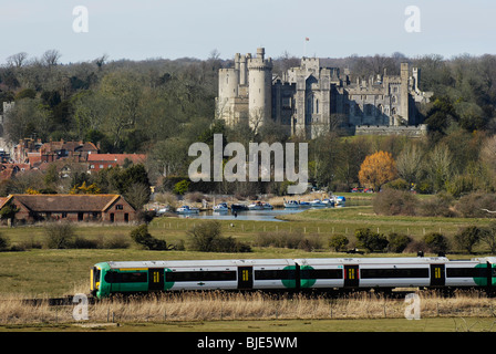 Arundel Castle nel West Sussex con un Southern treni Southampton a Ashford treno passa da Foto Stock