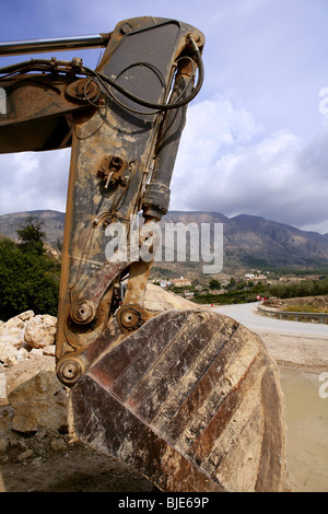 Il cucchiaio rovescio bulldozer lavorando sodo con pietre Foto Stock