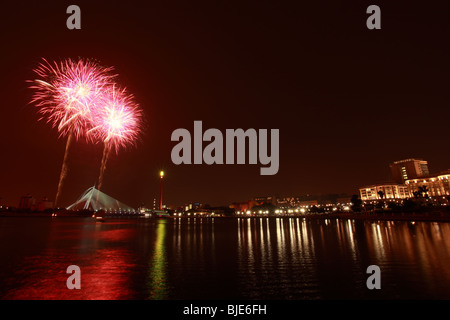 I fuochi d'artificio di fronte a seri Gemilang Bridge e la Millennium Tower. Foto Stock