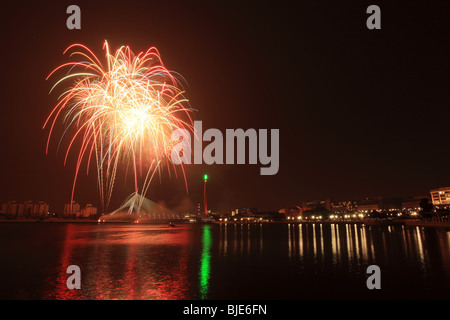 I fuochi d'artificio di fronte a seri Gemilang Bridge e la Millennium Tower. Foto Stock