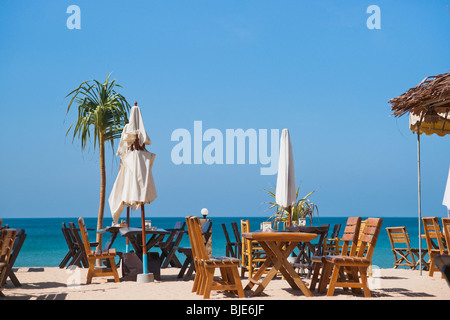 Immagine di viaggio di un resort e un ristorante in riva al mare su Koh Lanta, un'isola al di fuori di Phuket in Thailandia. Foto Stock