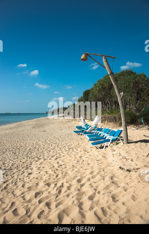 Immagine di viaggio di sedie a sdraio su una spiaggia deserta di Klong Nin Beach, Koh Lanta, un'isola al di fuori di Phuket in Thailandia. Foto Stock