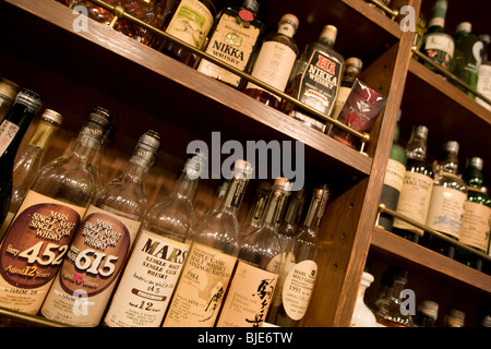 'Bar Zoetrope' nel quartiere di Shinjuku di Tokyo, Giappone, venerdì 30 gennaio 2009. Un bar specializzato in giapponese whisky. Foto Stock