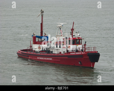 San Francisco Fire Department Fireboat #1, Phoenix, in corso sulla Baia di San Francisco. Foto Stock