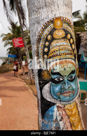 India Kerala, Varkala, Kathakali dancer figura dipinta su albero di cocco trunk Foto Stock