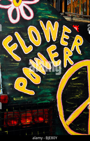 Flower Power dipinta sul retro del carrello a carnevale in Spagna Foto Stock