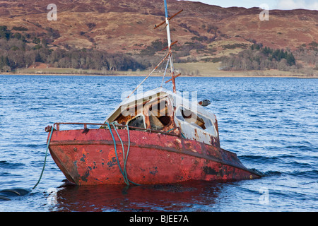 Mezza affondata relitto della barca da pesca sul Loch Etive Foto Stock