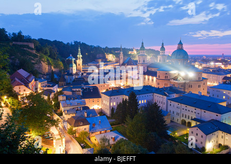 La città di Salisburgo al crepuscolo, Austria, ad alto angolo di visione Foto Stock