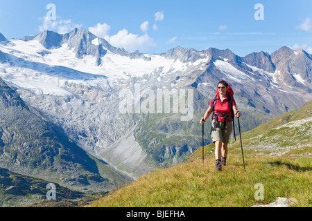 Donna escursionismo nelle Alpi dello Zillertal, Tirolo, Austria, vista frontale Foto Stock