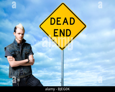 Uomo che guarda un dead end firmare Foto Stock