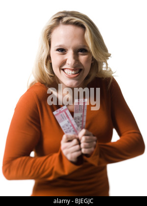 Donna che mantiene i biglietti del concerto Foto Stock
