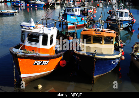 Barche da pesca nel porto di mevagissey in Cornwall Regno Unito Foto Stock