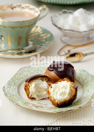 Profiteroles in una tabella Foto Stock