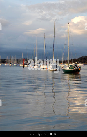 Vista serale di yacht ormeggiato sul fiume Hamble in Hampshire, Inghilterra Foto Stock