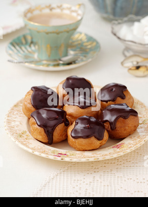 Profiteroles in una tabella Foto Stock