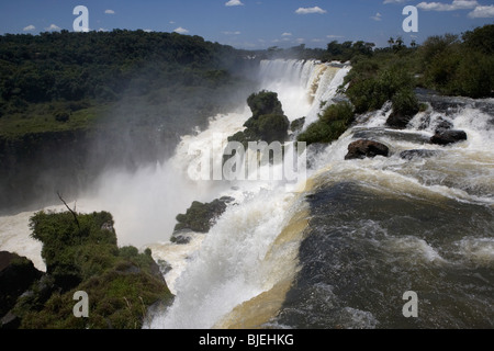 Guardando verso il basso dalla parte superiore della cascata bosseti sul circuito superiore il sentiero nel Parco Nazionale di Iguazu argentina Foto Stock