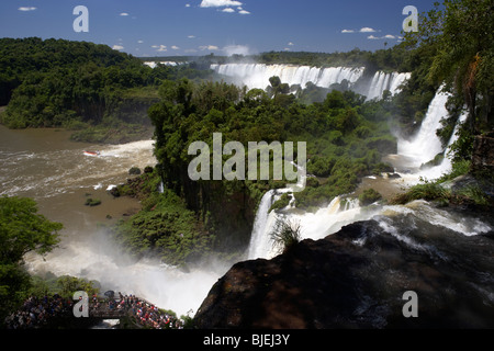 Guardando verso il basso dalla parte superiore della cascata bosseti sul circuito superiore il sentiero nel Parco Nazionale di Iguazu Repubblica argentina Foto Stock