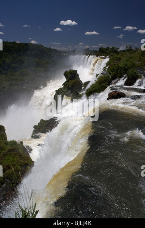 Guardando verso il basso dalla parte superiore della cascata bosseti sul circuito superiore il sentiero nel Parco Nazionale di Iguazu Repubblica argentina Foto Stock
