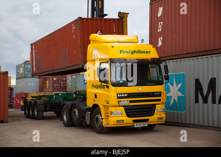 Trasporto di merci della camicia. Freightliner DAF MV3088 Carrello a contenitore cantiere, Middlesbrough, Teesside, Yorkshire, Regno Unito Foto Stock