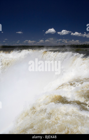 Guardando verso il basso nella gola di diavoli Garganta del Diablo dal mitre e Unione europea cade Parco Nazionale di Iguazu Repubblica argentina Foto Stock