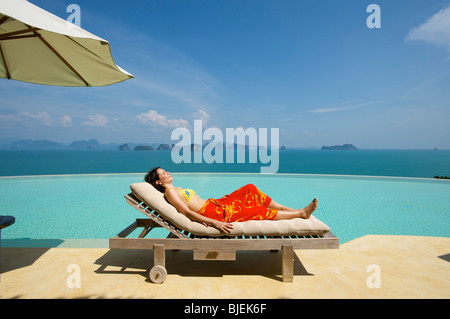 Donna disteso sul lettino, Evason Six Senses Hideaway, Yao Noi, Thailandia Foto Stock