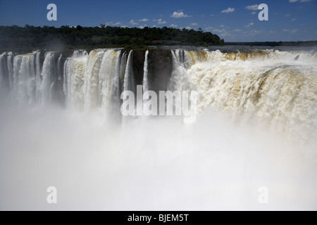 Guardando verso il basso nella gola di diavoli Garganta del Diablo dal mitre e Unione europea cade Parco Nazionale di Iguazu Repubblica argentina Foto Stock