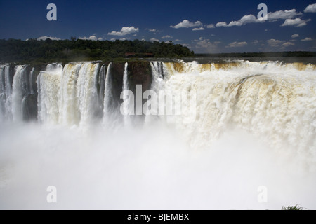 Guardando verso il basso nella gola di diavoli Garganta del Diablo dal mitre e Unione europea cade Parco Nazionale di Iguazu Repubblica argentina Foto Stock