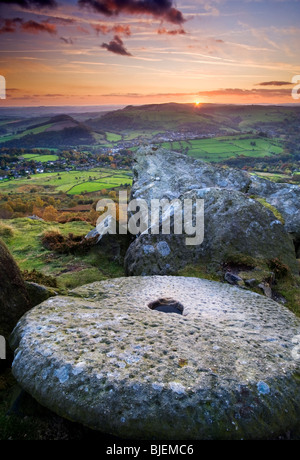 Tramonto sul bordo Curbar, Parco Nazionale di Peak District, Derbyshire, England, Regno Unito Foto Stock