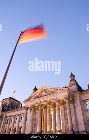 Il palazzo del Reichstag e bandiera tedesca, Berlino, Germania Foto Stock