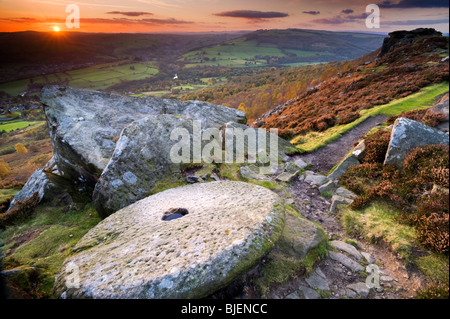 Tramonto sul bordo Curbar, Parco Nazionale di Peak District, Derbyshire, England, Regno Unito Foto Stock