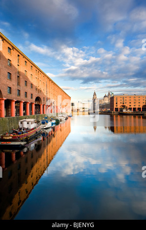 L'Albert Dock con le tre Grazie in background, Liverpool, Merseyside England, Regno Unito Foto Stock