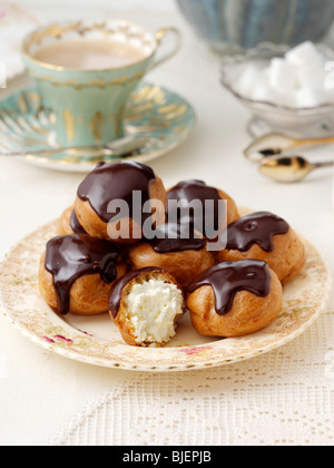 Profiteroles in una tabella Foto Stock