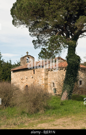 Eremo romanico del Castillo strada nel villaggio di Escalante, Cantabria, Spagna, Europa Foto Stock