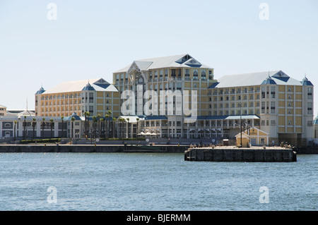 Table Bay Hotel & il vecchio terminal passeggeri edificio sul lungomare V&A Città del Capo in Sud Africa Foto Stock