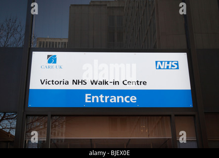 Segno di ingresso al Victoria NHS Walk-in centro nella zona centrale di Londra, Regno Unito. 2010 Foto Stock