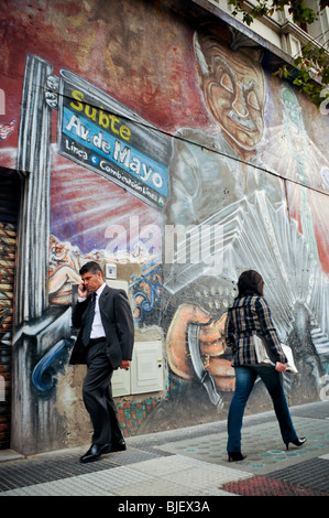 La gente camminare passato murali di Astor Piazzolla in una via centrale di Buenos Aires città, Argentina Foto Stock