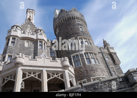 Vista esterna della Casa Loma precedentemente più grandi del Canada residenza privata, ora una popolare destinazione turistica a Toronto in Canada Foto Stock