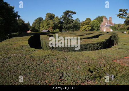 Vista su tutta la parte superiore del Palazzo di Hampton Court Maze. Questa vista è da circa 10 m sopra il suolo. Foto Stock