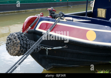 Narrowboat dettagli di prua con funi di ormeggio e di vernice fresca Foto Stock