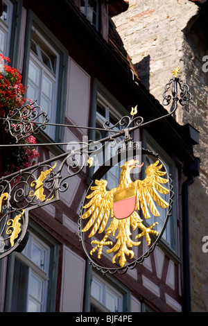 Segno ornato sopra il 'Goldener Adler' (Aquila dorata) Hotel, Schwäbisch Hall, Baden-Württemberg, Germania, Europa Foto Stock