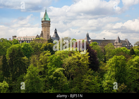 Città di Lussemburgo, - BCEE bank building attraverso la valle Petrusse Foto Stock
