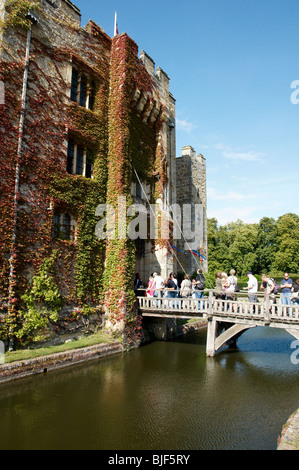 Un inglese un castello medievale con una linea di persone in attesa di andare all'interno Foto Stock