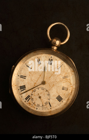 Un oro antico orologio da tasca. Foto Stock