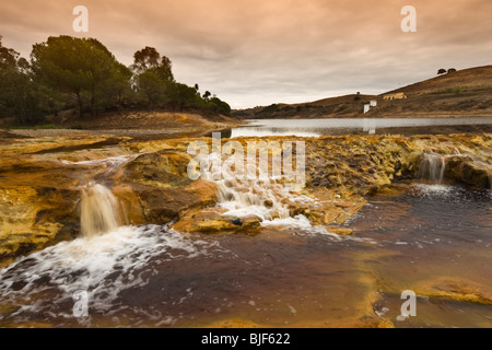 Rio Tinto oltre il mulino Gadea - Huelva - Spagna Foto Stock