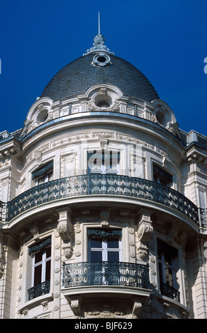 Torre angolare & Cupola di architettura Belle Epoque o il periodo Appartamento Edificio, luogo Notre Dame, Grenoble, Isère, Francia Foto Stock