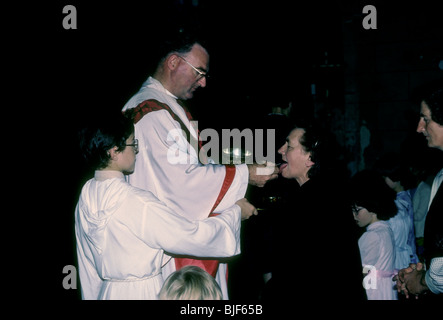 Basco francese dando sacerdote sacramento della comunione cattolica romana in massa i Paesi Baschi francesi nella città di Macaye Francia Foto Stock